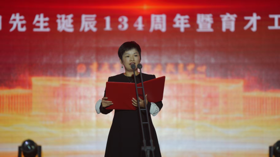 图为重庆市育才职业教育中心党委书记黄小玲致辞。重庆电视台《教育新视界》栏目供图 图为重庆市育才职业教育中心党委书记黄小玲致辞。重庆电视台《教育新视界》栏目供图