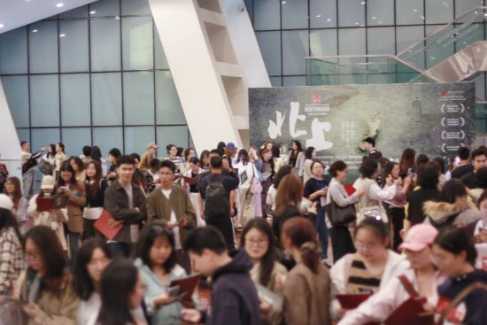 图为大型话剧《北上》吸引重庆观众关注。主办方供图 图为大型话剧《北上》吸引重庆观众关注。主办方供图