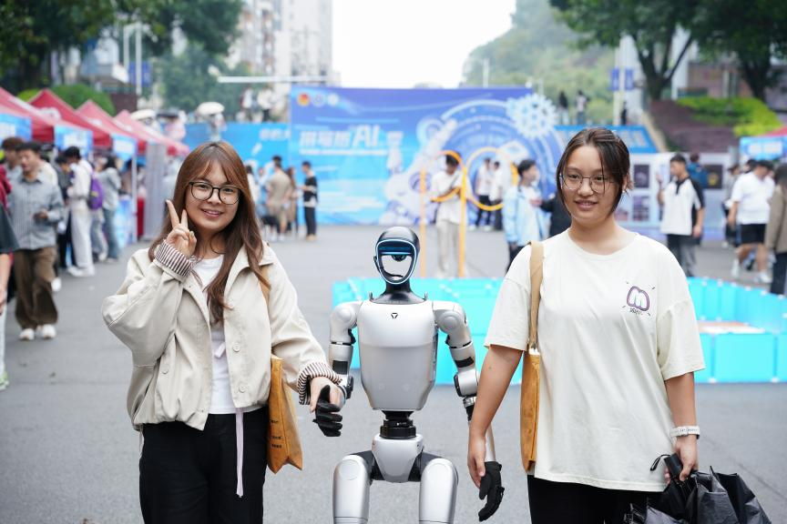 图为学生与机器人互动。重庆移通学院供图 图为学生与机器人互动。重庆移通学院供图