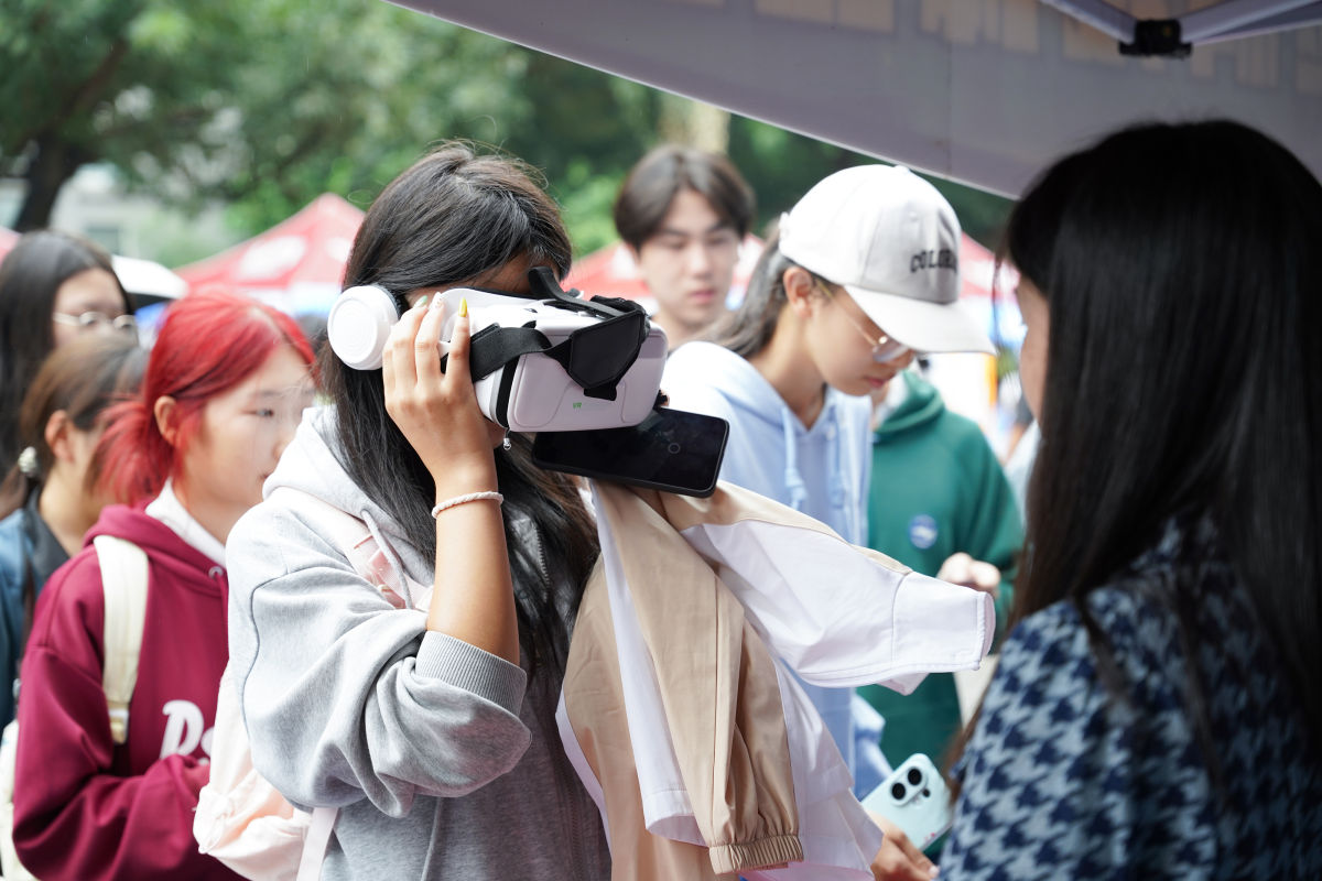 图为学生体验VR互动装置。重庆移通学院供图 图为学生体验VR互动装置。重庆移通学院供图