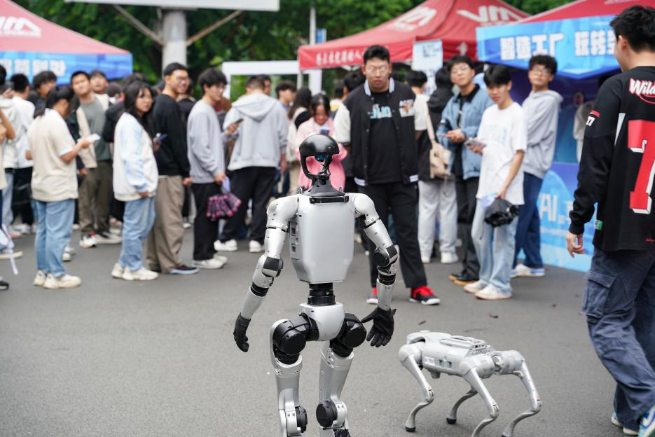 图为机器人表演。重庆移通学院供图 图为机器人表演。重庆移通学院供图