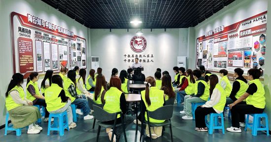 图为恳谈会现场。重庆对外经贸学院供图 图为恳谈会现场。重庆对外经贸学院供图