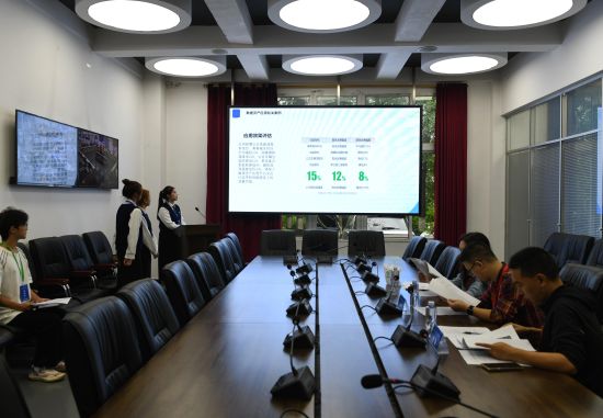 图为重庆市第二届大学生数字经济创新应用大赛路演现场。周毅 摄 图为重庆市第二届大学生数字经济创新应用大赛路演现场。周毅 摄