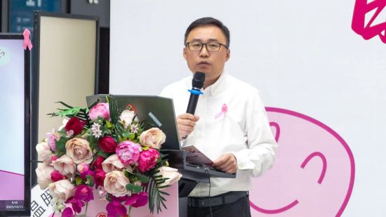 图为重庆海吉亚医院院长张鸿飞讲话。重庆海吉亚医院 供图 图为重庆海吉亚医院院长张鸿飞讲话。重庆海吉亚医院 供图