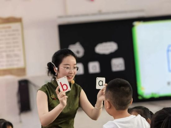 图为新进老师课堂教学现场。合川区花果小学 供图 图为新进老师课堂教学现场。合川区花果小学 供图