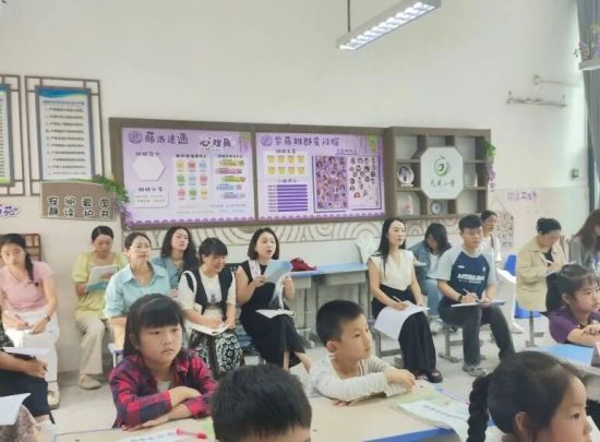 图为评审团队进入课堂观摩。合川区花果小学 供图 图为评审团队进入课堂观摩。合川区花果小学 供图