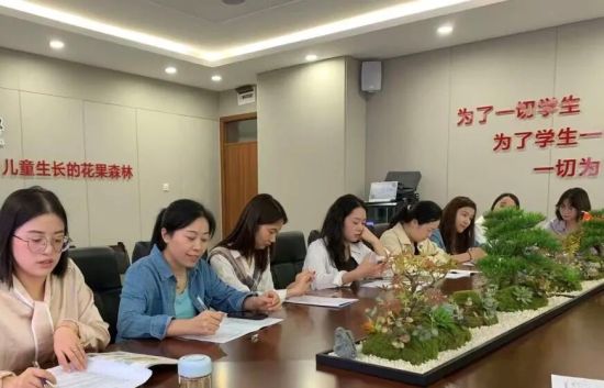 图为评审团队课后进行会议研讨。合川区花果小学 供图 图为评审团队课后进行会议研讨。合川区花果小学 供图