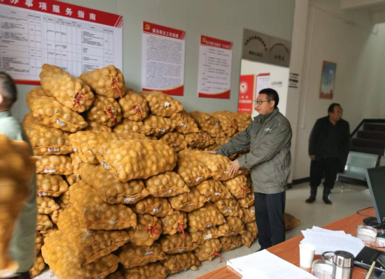 图为整齐码放的马铃薯种薯。欧吉华 摄 图为整齐码放的马铃薯种薯。欧吉华 摄