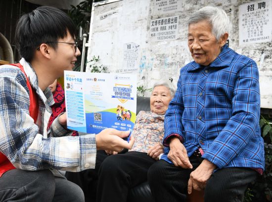 图为志愿者为老人讲解防诈知识。王成智 摄 图为志愿者为老人讲解防诈知识。王成智 摄