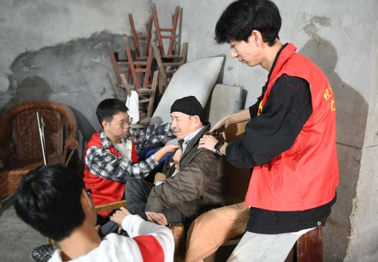 图为志愿者为独居老人推拿、按摩,普及健康知识。王成智 摄 图为志愿者为独居老人推拿、按摩,普及健康知识。王成智 摄