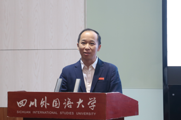 图为四川外国语大学国际商务学科带头人彭程介绍相关情况。黄玲摄 图为四川外国语大学国际商务学科带头人彭程介绍相关情况。黄玲摄