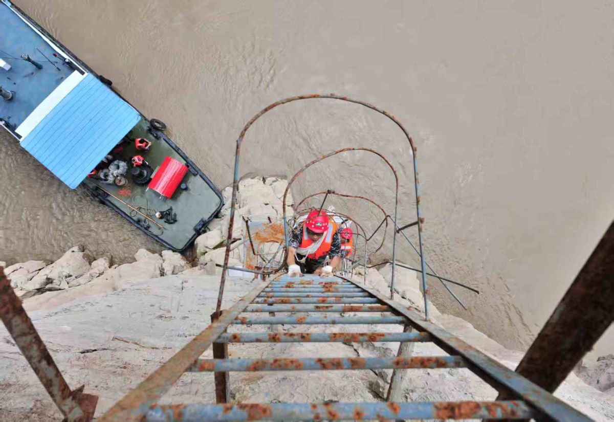 图为工作人员安装航标有关设施。长江万州航道处供图 图为工作人员安装航标有关设施。长江万州航道处供图