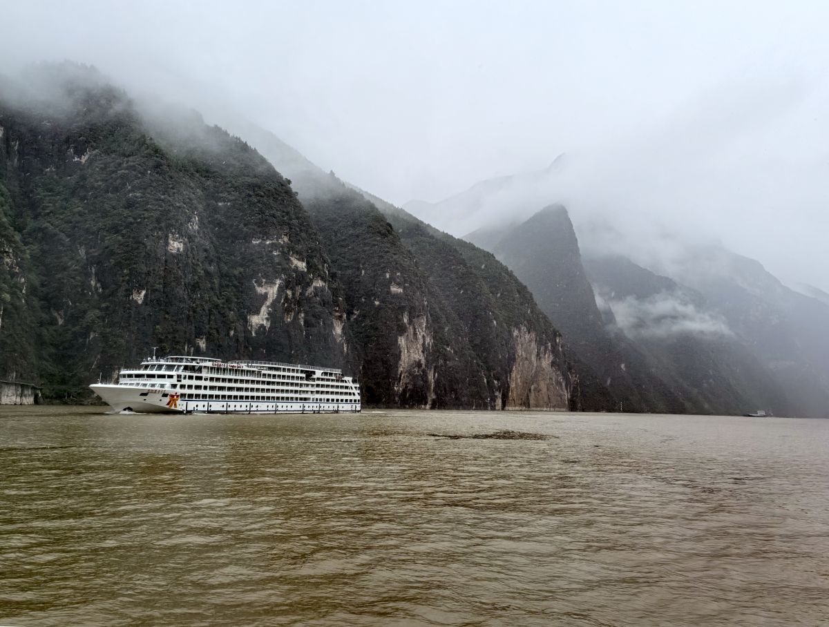 图为轮船航行在长江重庆段。长江万州航道处供图 图为轮船航行在长江重庆段。长江万州航道处供图