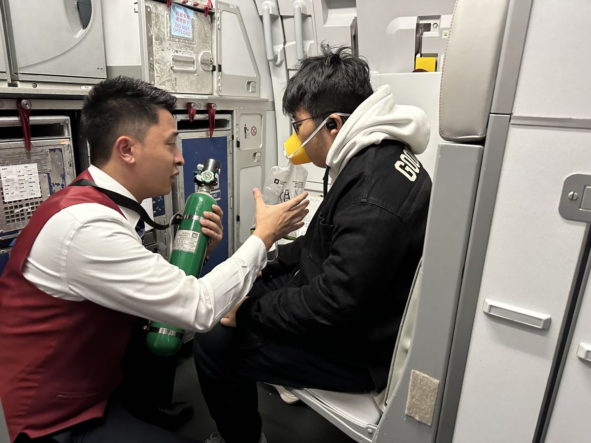 图为重航机组人员安抚旅客情绪。受访单位供图 图为重航机组人员安抚旅客情绪。受访单位供图