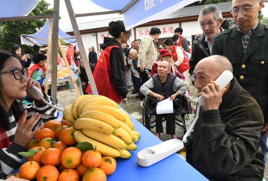 图为大学生通过情景演绎,让老人们在游戏中提升防诈知识。宋紫月 摄 图为大学生通过情景演绎,让老人们在游戏中提升防诈知识。宋紫月 摄