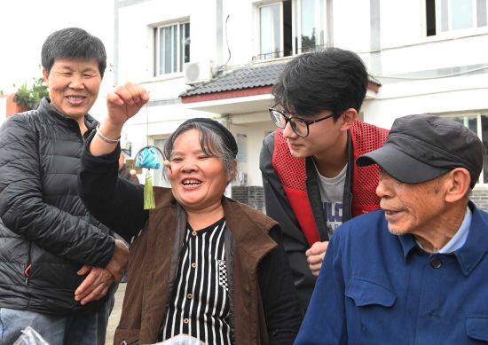 图为老人展示制作的重要香囊。宋紫月 摄 图为老人展示制作的重要香囊。宋紫月 摄