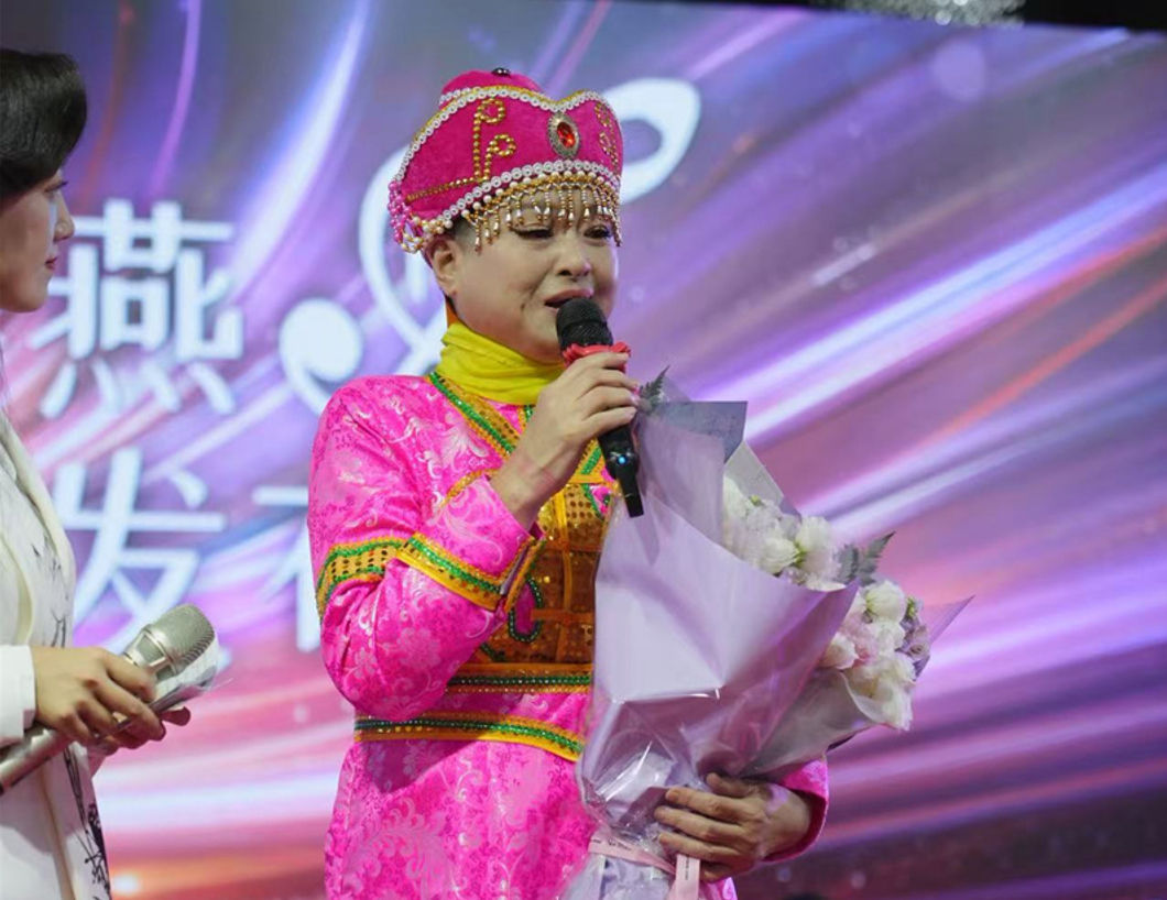 图为余春燕分享演唱《平凡好人》歌曲的初衷。活动主办方供图 图为余春燕分享演唱《平凡好人》歌曲的初衷。活动主办方供图