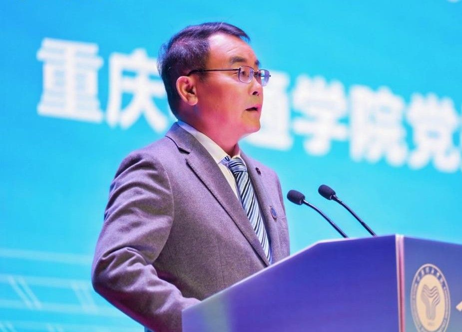 图为重庆移通学院党委书记、政府督导专员何先刚致辞。重庆移通学院供图 图为重庆移通学院党委书记、政府督导专员何先刚致辞。重庆移通学院供图