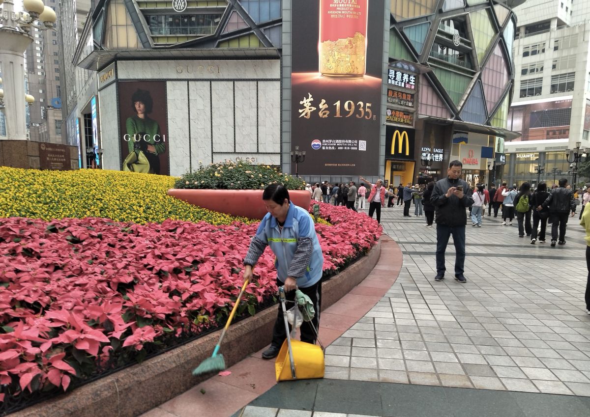 图为保洁人员进行精细化清扫。解放碑城市综合管理所供图 图为保洁人员进行精细化清扫。解放碑城市综合管理所供图