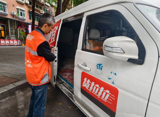 图为张文书在工作中。货拉拉 供图 图为张文书在工作中。货拉拉 供图