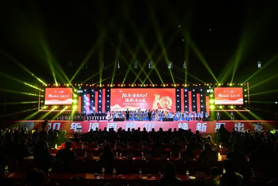 学校十周年庆典晚会现场(何蓬磊 摄) 学校十周年庆典晚会现场(何蓬磊 摄)