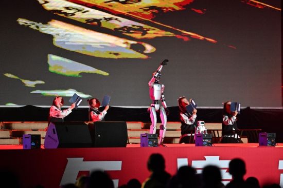 科技互动舞《智慧课堂》演出现场(何蓬磊 摄) 科技互动舞《智慧课堂》演出现场(何蓬磊 摄)