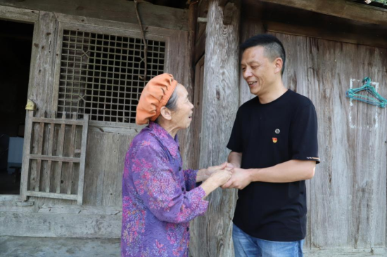 图为吴胜看望平溪村空巢老人。重庆市精神卫生中心 供图 图为吴胜看望平溪村空巢老人。重庆市精神卫生中心 供图