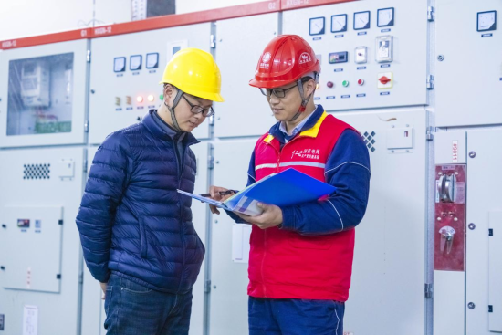 图为赵自威进企入户开展检查,确保客户用电安全。况敏 摄 图为赵自威进企入户开展检查,确保客户用电安全。况敏 摄