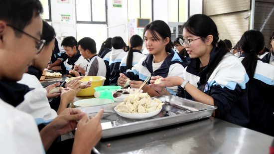 图为学生积极参与美食制作特色课程。重庆电视台《教育新视界》栏目 供图 图为学生积极参与美食制作特色课程。重庆电视台《教育新视界》栏目 供图
