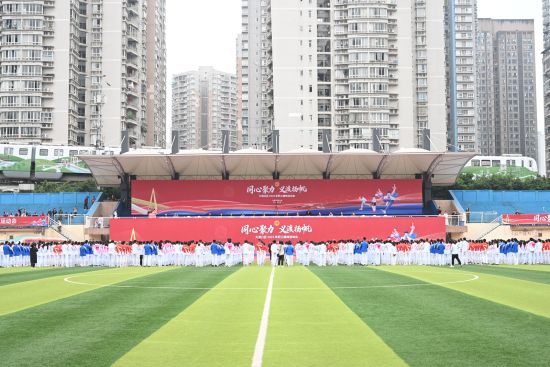 图为大渡口区2025年职工趣味运动会开幕式现场。 杨梦逸 摄 图为大渡口区2025年职工趣味运动会开幕式现场。 杨梦逸 摄
