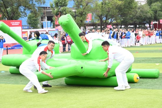 图为比赛现场。 杨梦逸 摄 图为比赛现场。 杨梦逸 摄