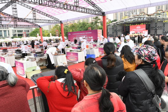 ͼΪ��ֳ�����ʦ��ƴ������Χ�ۡ����� ��