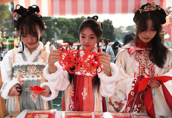 图为活动现场,大学生体验剪纸。周毅 摄 图为活动现场,大学生体验剪纸。周毅 摄