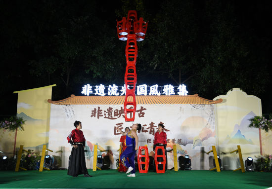 图为活动现场的民俗技艺表演。周毅 摄 图为活动现场的民俗技艺表演。周毅 摄