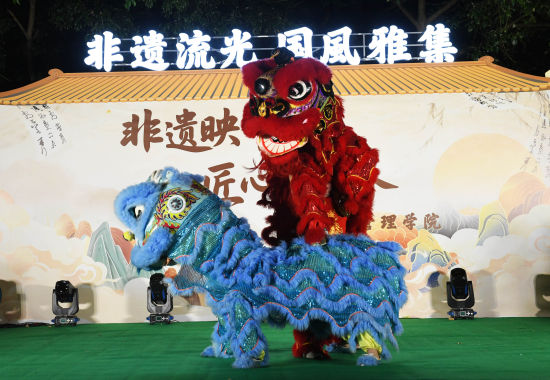 图为活动现场的舞狮表演。周毅 摄 图为活动现场的舞狮表演。周毅 摄