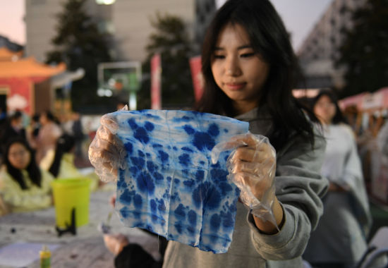 图为活动现场,大学生展示自己制作的扎染作品。周毅 摄 图为活动现场,大学生展示自己制作的扎染作品。周毅 摄