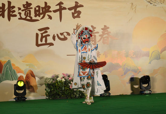 图为活动现场的川剧变脸表演。周毅 摄 图为活动现场的川剧变脸表演。周毅 摄