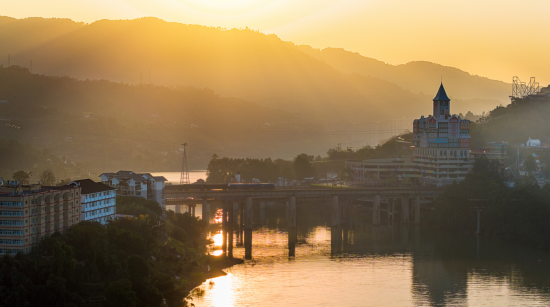 ͼΪϦ���µ��ؽ�С��ʯΰ ��