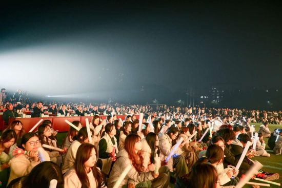 校园“十佳歌手”决赛现场 校园“十佳歌手”决赛现场