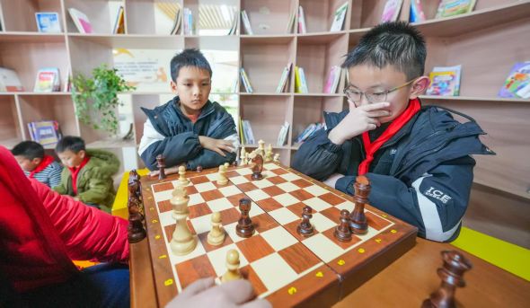 图为学生课余时间正在下国际象棋。龚长浩 摄 图为学生课余时间正在下国际象棋。龚长浩 摄
