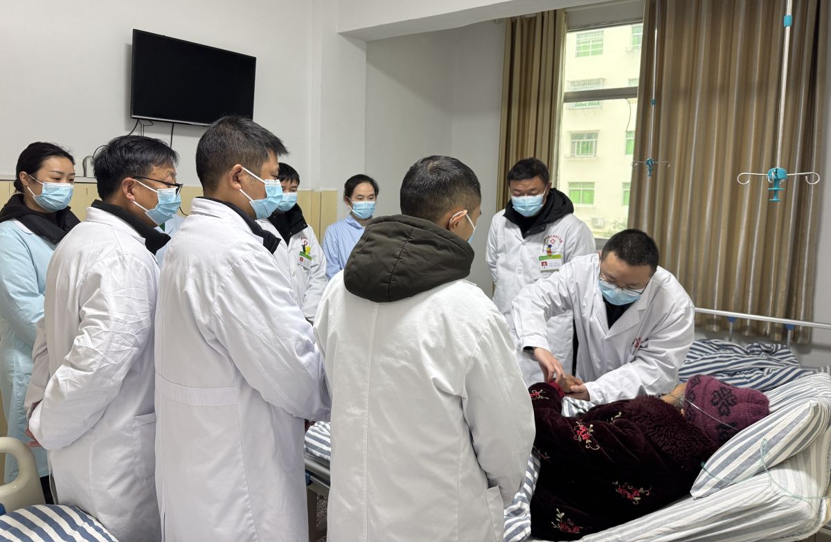 ͼΪר���Ŷӿ�չ��ѧ�鷿������������ֵ�����Ժ��ͼ