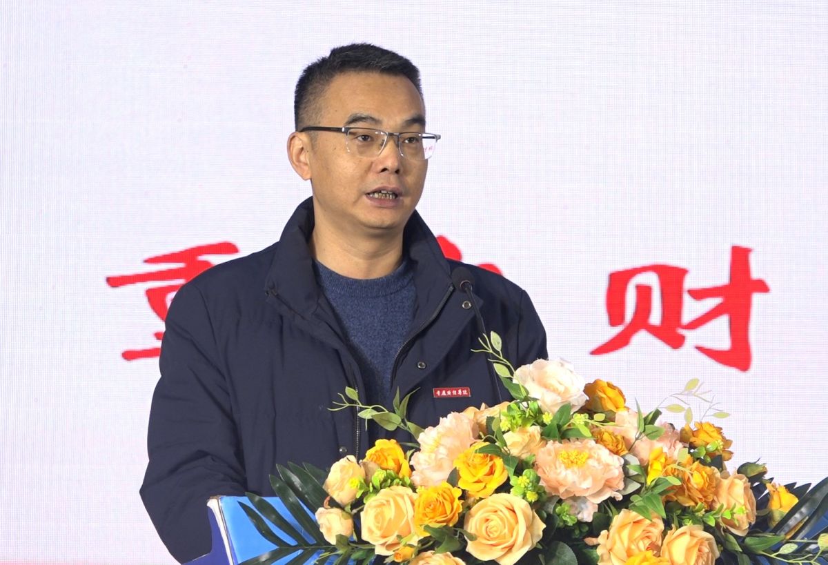 图为重庆财经学院副校长崔中山致辞。肖江川 摄 图为重庆财经学院副校长崔中山致辞。肖江川 摄