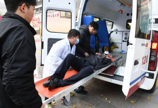 ͼΪ�����ֳ���������Ա��ת�����Ȼ�������ҽԺ�������ơ����� ��