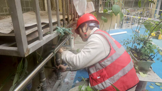 图为免费更换燃气管道。 重庆燃气集团沙坪坝分公司供图 图为免费更换燃气管道。 重庆燃气集团沙坪坝分公司供图