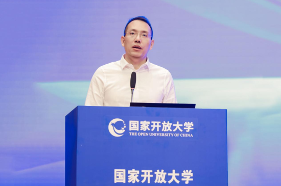 图为国家开放大学党委委员、副校长李松作主旨报告。 重庆开放大学供图 图为国家开放大学党委委员、副校长李松作主旨报告。 重庆开放大学供图