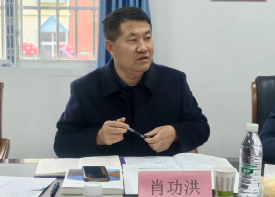 图为奉节县委教育工委委员、县教师进修学院院长肖功洪进行总结。重庆市曹聪名校长工作室 供图 图为奉节县委教育工委委员、县教师进修学院院长肖功洪进行总结。重庆市曹聪名校长工作室 供图