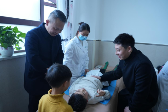 ͼΪ��������һ��չʾ�����׿���͸ҩ���ü��������췽 ��ͼ