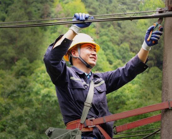 ͼΪ����װά��Ա�����ϸ���ҵ���й��ƶ����칫˾��ͼ