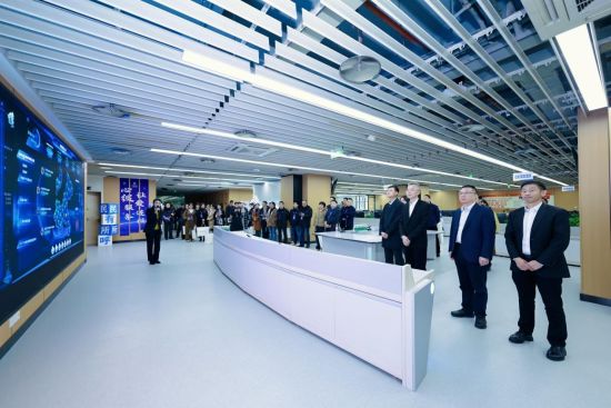 ͼΪ������ǲι�ȫҵ���ۺϵ������ġ��й��ƶ����칫˾��ͼ