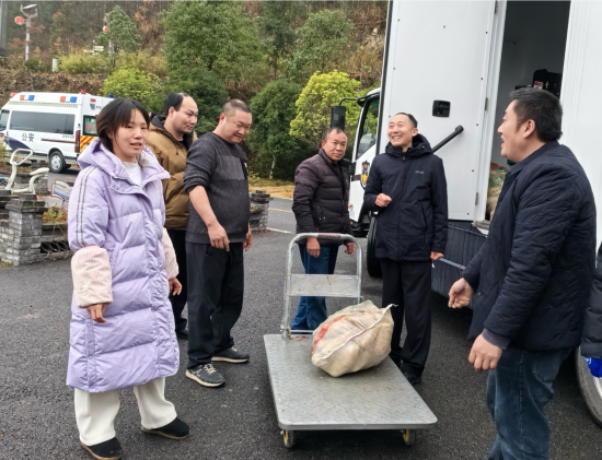 图为袁定先(右二)协助村民销售农产品。受访者 供图 图为袁定先(右二)协助村民销售农产品。受访者 供图